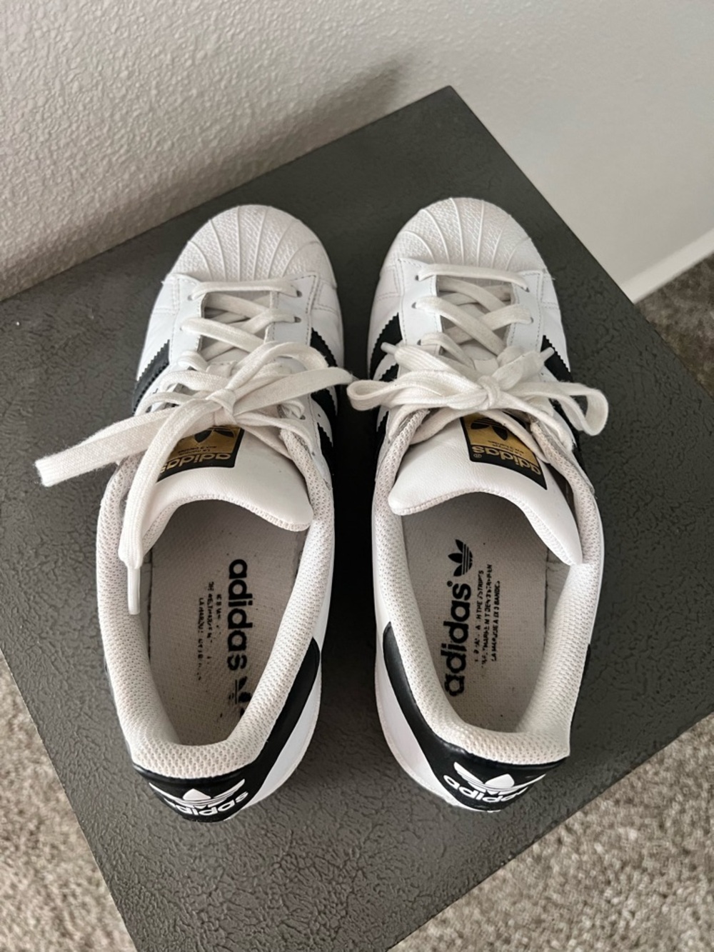 Adidas White and Black Superstar Sneakers with Gold Tongue Logo Sz 8 - Picture 2 of 4